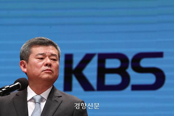 박민 KBS 사장이 지난해 11월14일 서울 영등포구 여의도 KBS아트홀에서 열린 대국민 기자회견에서 공영방송 신뢰도 추락에 대해 대국민 사과를 한 뒤 취재진 질문을 받고 있다. 성동훈 기자