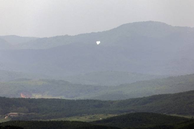 지난 5일 오전 경기도 파주시 오두산 통일전망대에서 바라본 북한 황해북도 개풍군에서 쓰레기 풍선이 떠오르고 있다. 사진=연합뉴스 