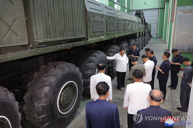 김정은 국무위원장이 제2경제위원회산하 국방공업기업소를 방문해 무장장비 생산실태를 요해했다고 조선중앙통신이 8일 보도했다.[사진 제공 = 연합뉴스]