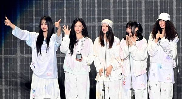 뉴진스는 지난 8일 일본 오사카 교세라돔에서 열린 ‘2024 더팩트 뮤직 어워즈(2024 THE FACT MUSIC AWARDS)’에서 ‘월드와이드 아이콘’으로 선정됐다. / 사진=TMA 조직위원회