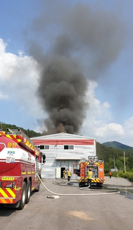 8일 오후 2시쯤 경기 파주 광탄면의 한 제약회사 창고에서 화재가 발생했다. 북한이 보낸 쓰레기 풍선의 잔해 탓에 불이 난 것으로 파악되고 있다. /사진=뉴스1(경기도북부소방재난본부 제공)