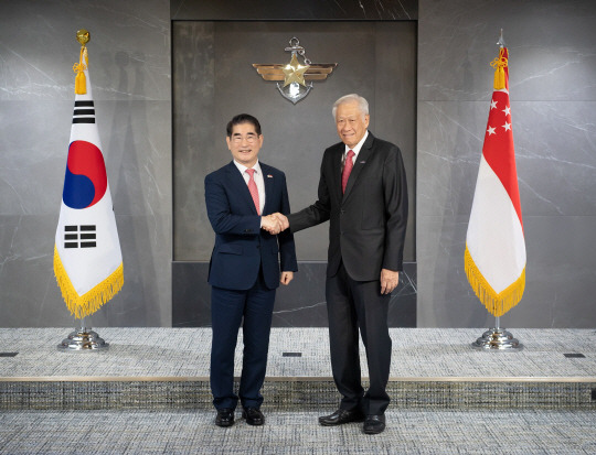 김용현(왼쪽) 국방부 장관이 9일 오후 서울 용산 국방부에서 방한한 응 엥 헨 싱가포르 국방장관과 회담에 앞서 기념촬영하고 있다. 국방부 제공