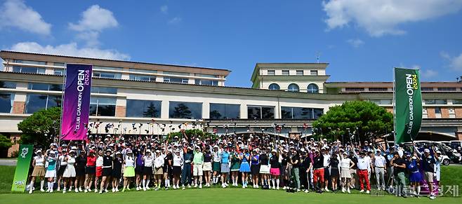 8일 오후 충북 음성 코스카CC에서 열린 '2024 클럽카메론 오픈'에 참가한 회원들이 퍼터를 들고 기념촬영을 하고 있다.