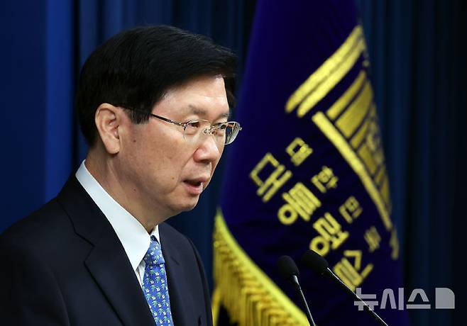 [서울=뉴시스] 최진석 기자 = 신임 대통령경호처장으로 임명된 박종준 전 청와대 경호실 차장이 9일 서울 용산 대통령실 청사에서 소감을 밝히고 있다. 2024.09.09. myjs@newsis.com