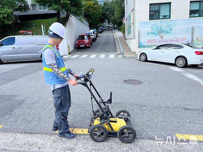 [서울=뉴시스] 공동탐사를 진행하는 핸디형 GPR 탐사장비.