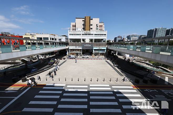 [서울=뉴시스] 김금보 기자 = 지난 3일 서울 종로구 세운상가 공중 보행로에서 시민들이 이동하고 있는 모습. 2024.09.03. kgb@newsis.com