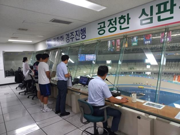 경륜경정총괄본부가 광명스피돔 종합심판실에서 오는 13일 '경륜 선수와 함께하는 심판판정 참관 프로그램'을 시행할 예정이다. (사진=경륜경정총괄본부 제공) *재판매 및 DB 금지