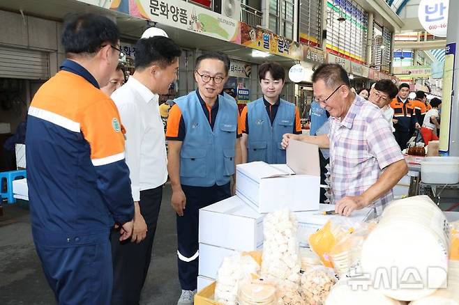 [포항=뉴시스] 송종욱 기자 = 포스코 포항제철소가 고유 명절인 추석 앞두고 전통시장 장보기와 무료 급식 배식 봉사로 지역 경제 활성화와 지역 사회 사랑을 실천하고 있다. 사진은 대해 불빛시장에서 지현룡(왼쪽부터) 포항제철소 STS담당 부소장, 서석영 경북도의원, 정창식 포항제철소 행정담당 부소장이 건어물을 구매하고 있다. (사진=포스코 제공) 2024.09.09. photo@newsis.com