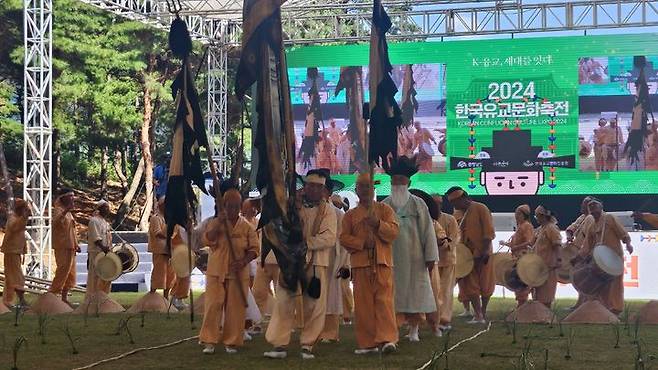 [논산=뉴시스]8일 한국유교문화진흥원에서 열린 유교문화축전에서 노성현칠형제두레메기 재현행사가 열리고 있다. 2024. 09. 09  *재판매 및 DB 금지