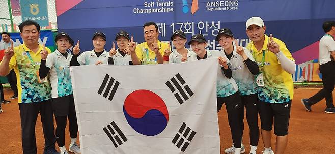 한국소프트테니스 대표팀 김백수 남자팀 감독(왼쪽부터), 송지연, 문혜경, 이수진, 곽필근 여자팀 감독, 이민선, 이정운, 임진아, 한재원 코치가 제17회 세계선수권대회 종합 우승을 차지한 뒤 기념 촬영을 하고 있다. 안성=대한소프트테니스협회