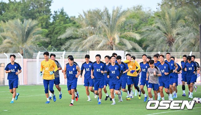 [OSEN=시브(오만) 민경훈 기자] 홍명보 감독이 이끄는 대한민국 축구대표팀 이 8일(현지시간) 오만 알 시브 스타디움에서 훈련을 가졌다.대한민국 축구대표팀은 오는 10일 오만과 2026 국제축구연맹(FIFA) 북중미 월드컵 아시아지역 3차 예선 B조 조별리그 2차전을 갖는다.축구대표팀이 러닝 훈련을 하고 있다. 2024.09.08 / rumi@osen.co.kr