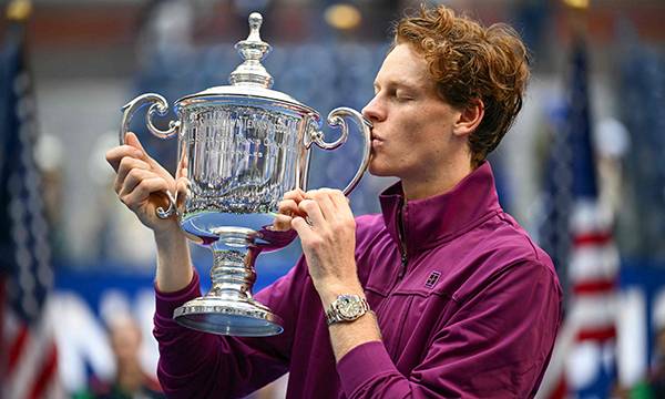 이탈리아의 얀니크 신네르(1위)가 8일(현지시간) 미국 뉴욕 빌리 진 킹 내셔널 테니스 센터에서 열린 US오픈 테니스 대회 마지막 날 남자 단식 결승에서 승리한 뒤 우승 트로피에 입을 맞추고 있다. AFP연합뉴스