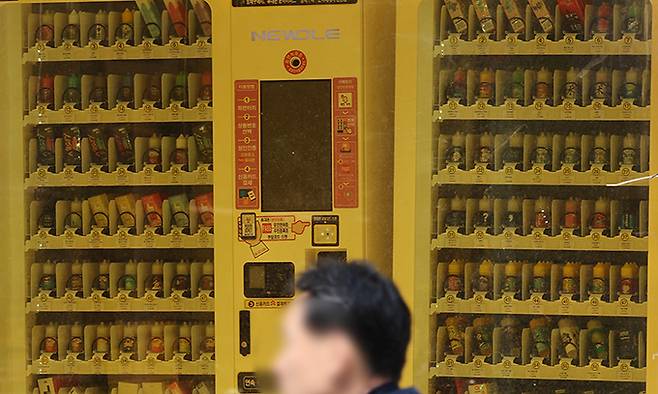 지난 5월 9일 서울 마포구의 한 무인 전자담배 판매점에 설치된 자동판매기에 합성니코틴 액상형 전자담배가 진열돼있다. 연합뉴스