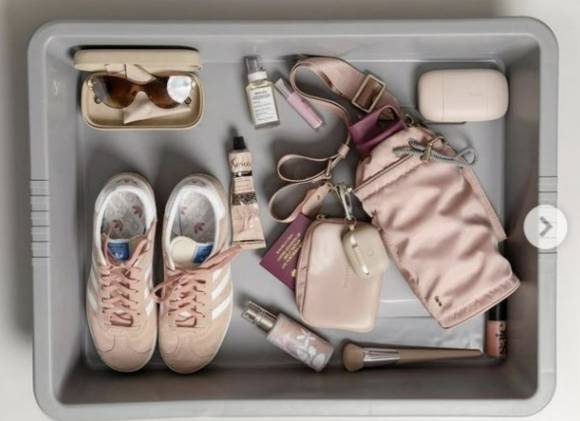 공항 보안검색대 바구니 위에 소지품들을 배열하고 사진을 찍는 이른바 ‘검색대 인증샷’. 자료 : 인스타그램