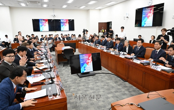 9일 국회에서 ‘지역당 부활과 정당정치 활성화를 위한 국회토론회’가 열리고 있다. 홍윤기 기자