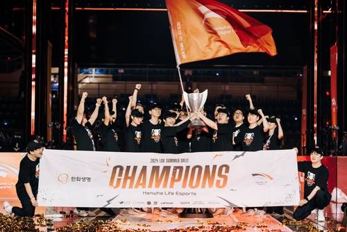 ‘2024 LCK 서머’ 결승전에서 젠지를 꺾고 우승한 한화생명 e스포츠 선수들이 팬들의 환호에 답하고 있다.   |LCK
