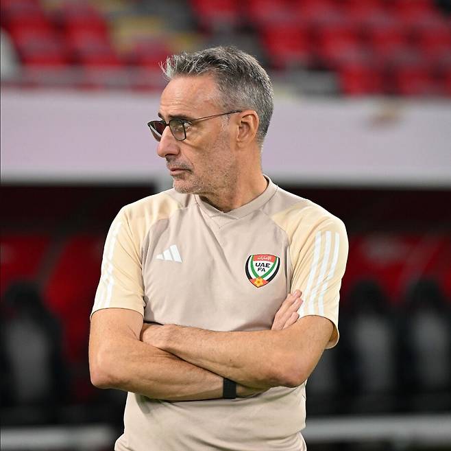 ▲ 파울루 벤투 감독을 선임한 아랍에미레이트(UAE)가 승승장구하고 있다. 지난 6일 카타르 원정 경기에서 3-1 역전승을 거두고 3차 예선 첫 경기를 승리로 장식했다. 벤투 감독은 카타르를 꺾은 뒤 인터뷰에서 "한국이 포르투갈을 꺾었을 때와 비슷하다"고 떠올렸다. ⓒUAEFA