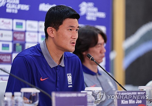 축구대표팀 핵심 수비수 김민재가 9일 오만 무스카트 한 호텔에서 열린 2026 북중미 월드컵 아시아 3차예선 2차전 오만과의 원정 경기 사전 기자회견에 한국 대표 선수로 참석해 발언했다. 김민재는 지난 5일 팔레스타인전 직후 관중들의 야유에 항의했던 행동에 대해 잘못했고 반성하면서도 발언은 잘못했다고 생각하지 않는다고 밝혔다. 이어 멘털적으로 흔들리지 않고 다가올 오만전에만 집중했다고 주장했다. 연합뉴스