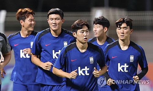 팔레스타인전서 졸전 끝에 0-0 무승부를 거뒀던 홍명보 축구대표팀 감독이 다가올 오만전에는 더 나은 경기력을 기대했다. 준비 기간이 하루밖에 없었던 지난 경기와 달리 오만전은 2~3일의 여유가 있었던 것이 큰 도움이 될 거라고 기대하면서 선수단이 체력적, 전술적으로 많이 좋아졌다고 밝혔다. 연합뉴스