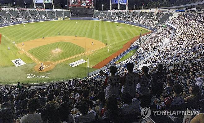 프로야구 관중 900만명 돌파, 1천만도 보인다 (서울=연합뉴스) 황광모 기자 = 28일 오후 서울 잠실야구장에서 열린 프로야구 LG와 kt의 경기를 찾은 야구팬들이 열띤 응원을 펼치고 있다.
    한국 프로야구는 역대 한 시즌 최다 관중 신기록인 900만명을 이날 돌파했다. 2024.8.28 hkmpooh@yna.co.kr