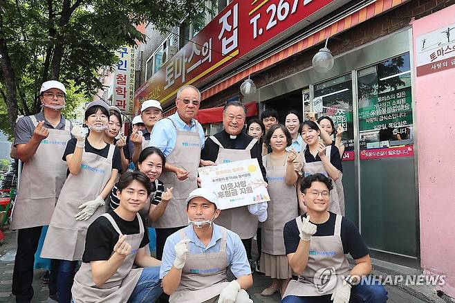 한경협, 추석맞이 온기나눔 봉사활동 진행 (서울=연합뉴스) 류진 한국경제인협회 회장을 비롯한 한경협 임직원들이 9일 서울 영등포에 있는 무료급식소 '토마스의 집'을 찾아 후원금을 전달하고 기념 촬영을 하고 있다. 2024.9.9 [한국경제인협회 제공. 재판매 및 DB 금지] photo@yna.co.kr