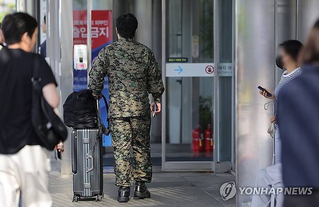 병원 도착한 군의관 [연합뉴스 자료사진]