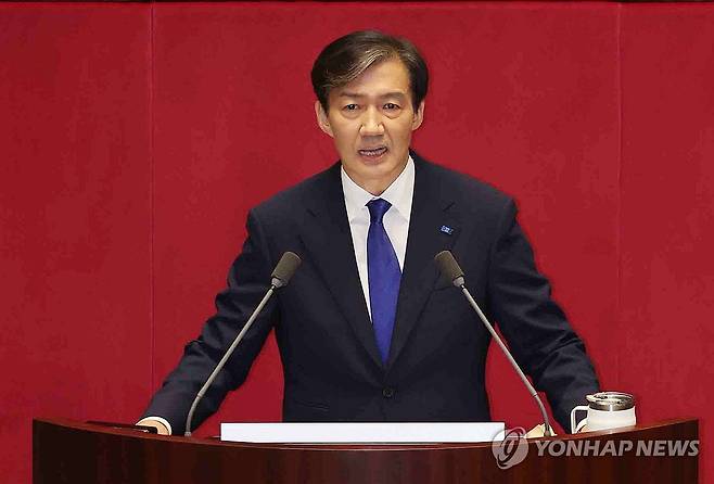 비교섭단체 대표 연설하는 조국 대표 (서울=연합뉴스) 김주형 기자 = 조국혁신당 조국 대표가 9일 오후 국회에서 열린 본회의에서 비교섭단체 대표 연설을 하고 있다. 2024.9.9 kjhpress@yna.co.kr