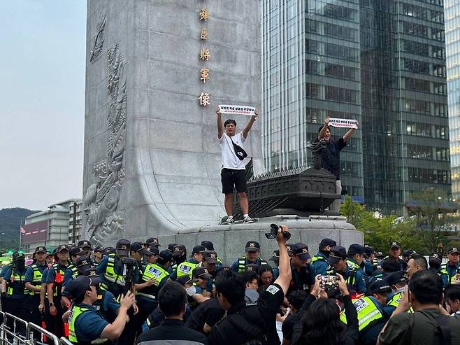 이순신 동상 위에서 기습시위하는 민주노총 조합원들 [민주노총 제공. 재판매 및 DB 금지]