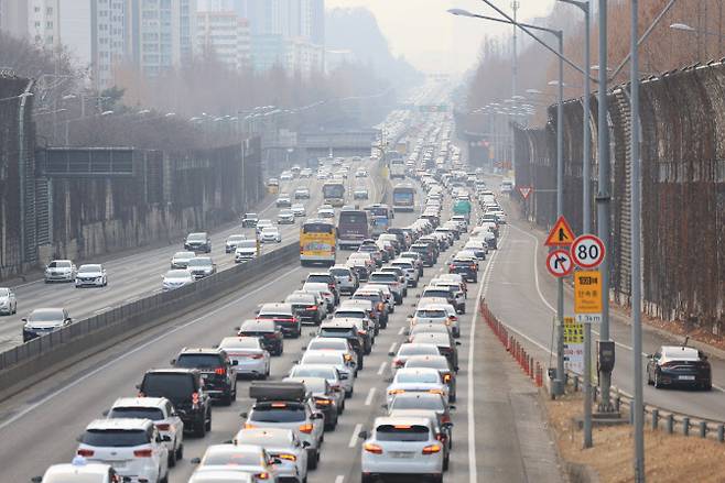 설날인 지난 2월 10일 경부고속도로 서울 잠원IC 인근 하행선이 정체를 빚고 있다.(사진=연합뉴스)