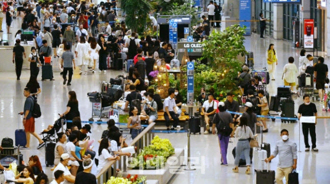 휴가객으로 붐비는 인천국제공항 전경 (사진=이데일리 방인권 기자)