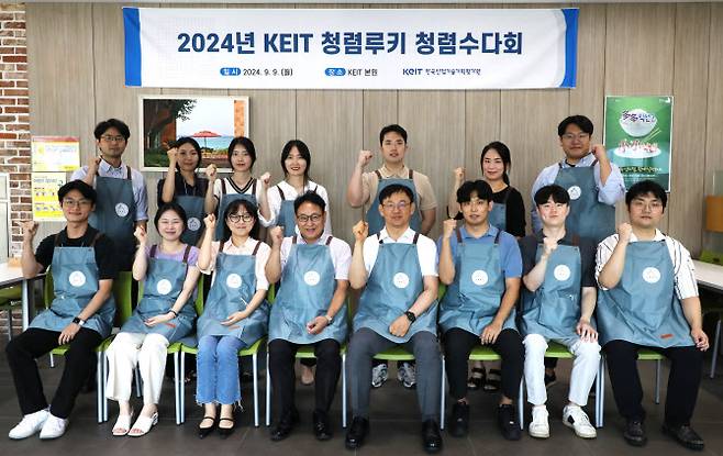 전윤종 한국산업기술기획평가원(KEIT) 원장(앞줄 왼쪽 5번째)과 이곳 MZ세대 직원으로 이뤄진 ‘청렴 루키’가 9일 대구 KEIT 본원에서 만두를 빚으며 청렴 문화에 대해 이야기를 나누는 소통 시간을 갖고 있다. (사진=KEIT)