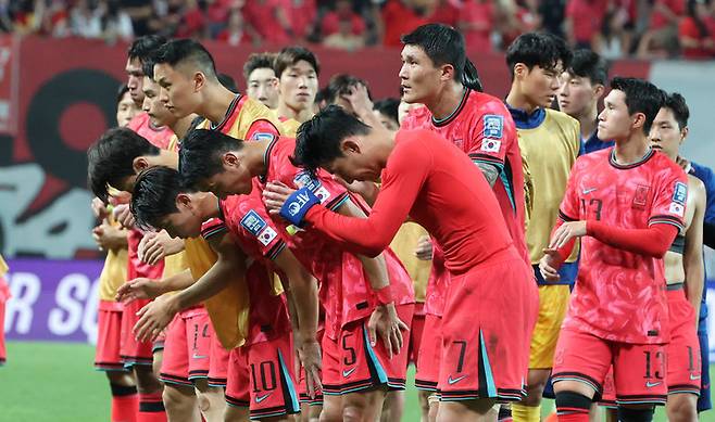 관중에 인사하는 한국 축구 대표팀