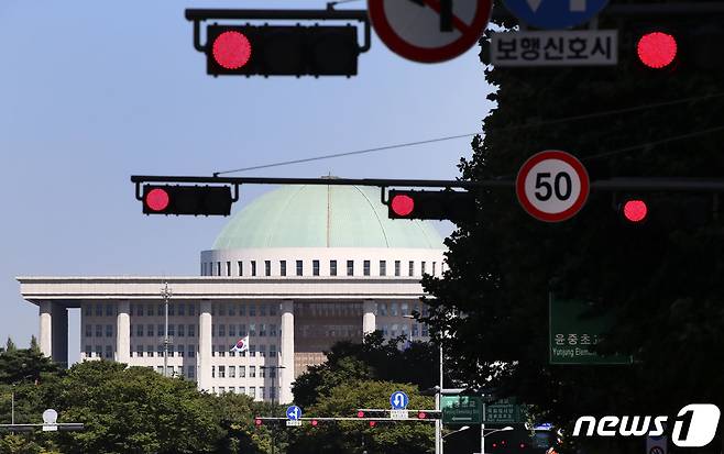 2일 서울 여의도 국회의사당 앞 교통 신호등이 일제히 빨간불을 가리키고 있다. (공동취재) 2022.9.2/뉴스1 ⓒ News1 이재명 기자