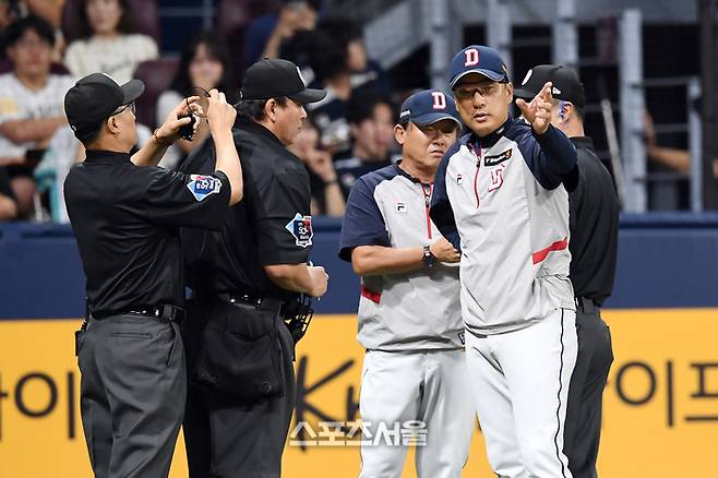 두산 이승엽 감독(오른쪽)이 10일 고척스카이돔에서 열린 2024 KBO리그 키움과 경기 5회말 1사 3루 키움 변상권의 투수 앞 땅볼 때 타자 주자의 3피트 라인 침범 관련 비디오판독 결과에 대해 심판진에게 항의하고 있다. 이승엽 감독은 비디오판독 결과에 대한 항의로 퇴장당했다. 2024. 9. 10.  고척 | 박진업 기자 upandup@sportsseoul.com