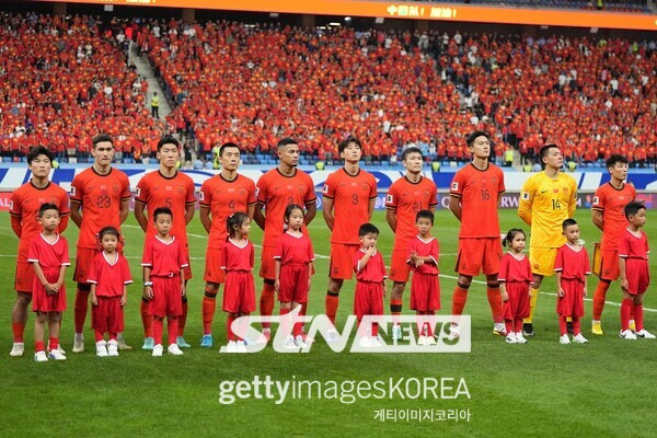 0일(한국시각) 중국 다롄의 수오위안 풋볼 스타디움에서 열린 사우디아라비아와 '2026 국제축구연맹(FIFA) 북중미 월드컵' 아시아 3차 예선 조별리그 C조 2차전 사우디아라비아 경기에 나선 중국 축구대표팀. 사진┃게티이미지코리아