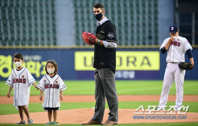 2022 KBO리그 두산베어스와 kt위즈의 경기가 23일 서울잠실야구장에서 열렸다. 경기전 프로야구 레전드40인에 선정된 니퍼트가 기념 시구를 하고 있다. 잠실=최문영 기자 deer@sportschosun.com/2022.08.23/