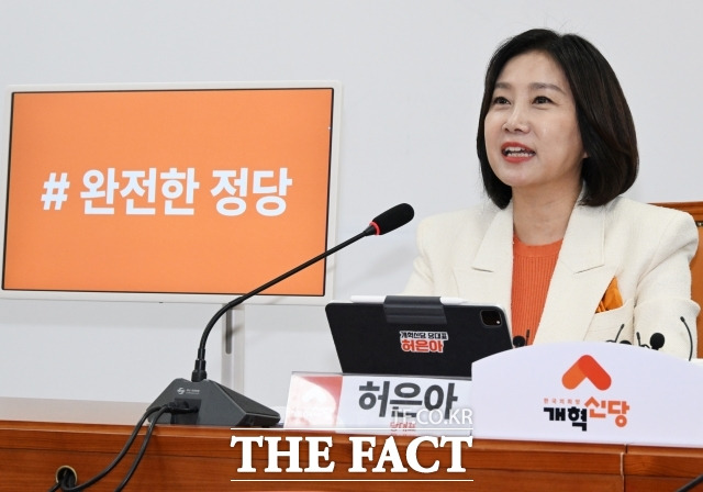 허은아 개혁신당 대표는 10일 추석을 맞아 서울 영등포구 영등포청과시장에서 사과, 배 등으로 구성된 과일선물세트를 구매해 당직자들에게 선물했다. / 배정한 기자