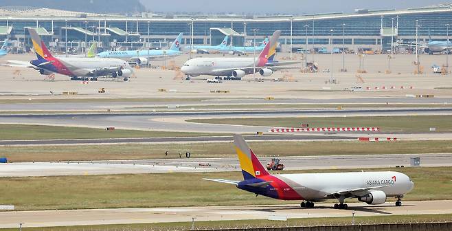 인천국제공항 활주로에서 이동하는 아시아나항공 화물기. /뉴스1