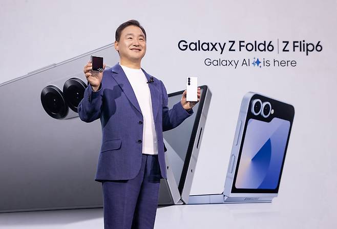 노태문 삼성전자 MX사업부장 사장이 지난 7월 프랑스 파리에서 개최된 '갤럭시 언팩 2024(Galaxy Unpacked 2024)' 행사에서 갤럭시 AI를 결합한 '갤럭시 Z 폴드6'와 '갤럭시 Z 플립6'를 공개하고 있다. /삼성전자 제공