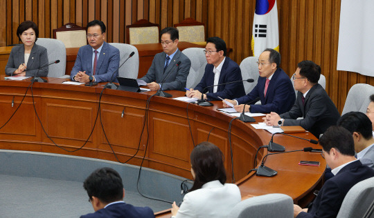 추경호 국민의힘 원내대표를 비롯한 당 지도부가 10일 국회에서 열린 원내대책회의에서 발언하고 있다. [연합뉴스 제공]