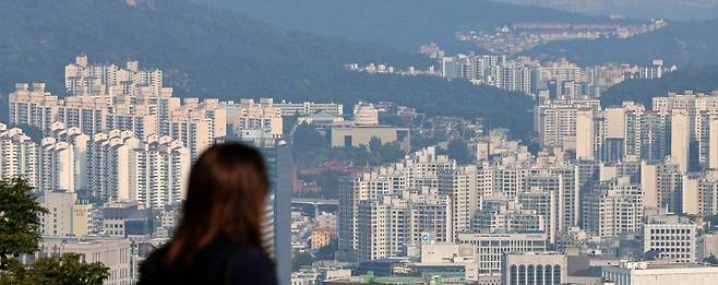 지난 8일 서울 중구 남산공원에서 아파트 단지들이 보이고 있다. 사진=뉴시스