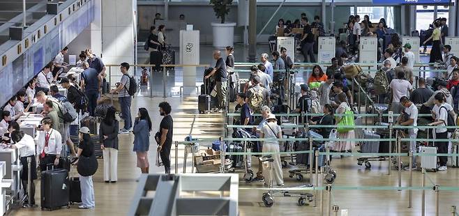 지난 10일 인천국제공항 제1여객터미널 출국장이 이용객들로 붐비고 있다. 사진=뉴시스