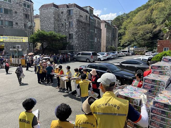 한국자유총연맹부산시지부, 추석맞이 간편식 성품 전달