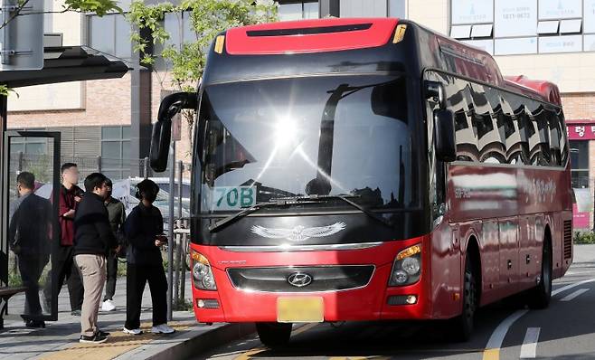 8일 오전 경기도 김포시 70번버스 출발기점인 걸포마루공원 버스정류장에서 출퇴근 시간 김포골드라인 혼잡도를 줄이기 위해 투입된 전세버스에 시민들이 탑승하고 있다.(ⓒ뉴스1, 무단 전재-재배포 금지)