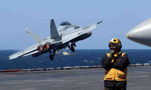지난해 제주 남쪽 공해상에 진입한 미 핵추진 항공모함 '니미츠'에서 F/A-18F 슈퍼 호넷 이함 훈련이 진행되고 있다. 제주=연합뉴스