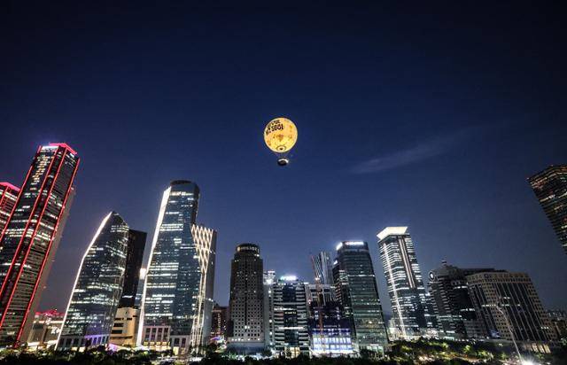 지난달 개장한 전망 체험시설 서울달이 여의도 상공에 높게 떠 있다. 월요일을 제외한 매일 오후 9시 30분까지 운영한다. 뉴시스