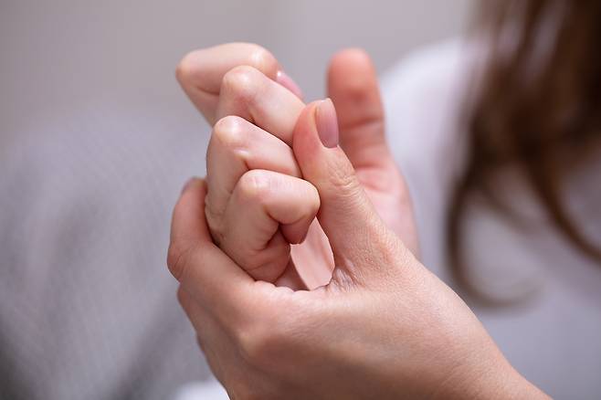 손가락의 딸깍거림과 통증이 느껴진다면 방아쇠수지를 의심해봐야 한다./사진=클립아트코리아