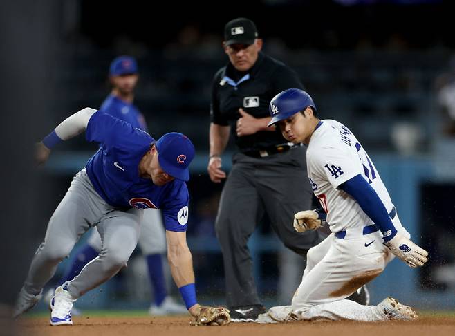 로스앤젤레스 다저스 오타니 쇼헤이가 10일 시카고 컵스와의 2024 미국 프로야구 메이저리그(MLB) 시카고 컵스전에서 시즌 47호 도루에 성공하고 있다. AFP=연합뉴스