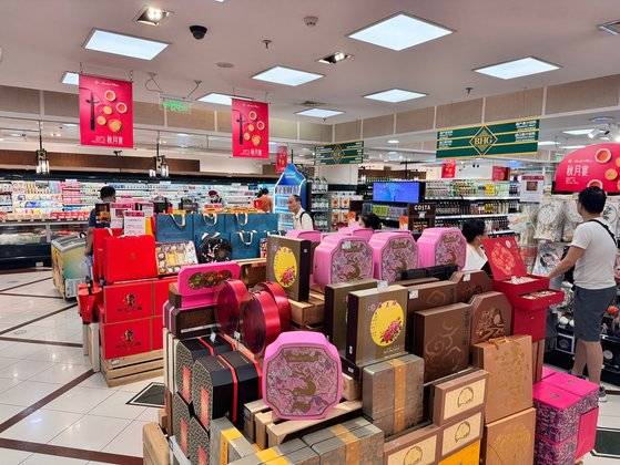 7일 베이징의 유명 쇼핑몰인 란써강완(藍色港灣) 지하에 있는 고급 슈퍼마켓 BHG의 월병 매대에 손님이 보이지 않는다. 신경진 기자