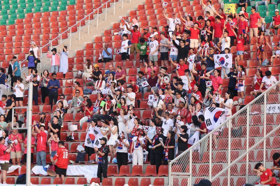 축구대표팀의 오만 원정경기를 현장에서 응원하는 한국 축구팬들. 연합뉴스